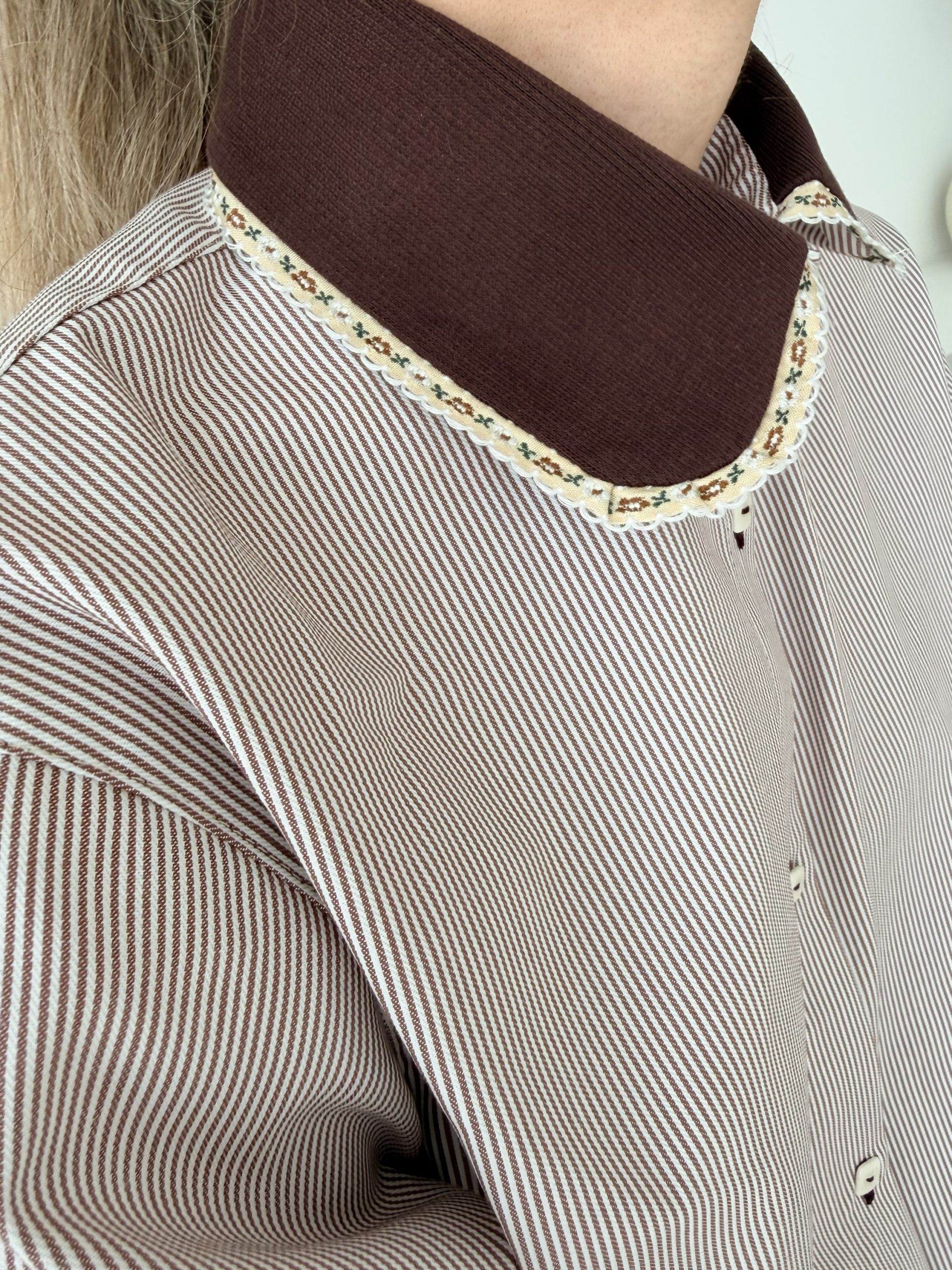 marškiniai "Kreta" rudos detalės - Image 3